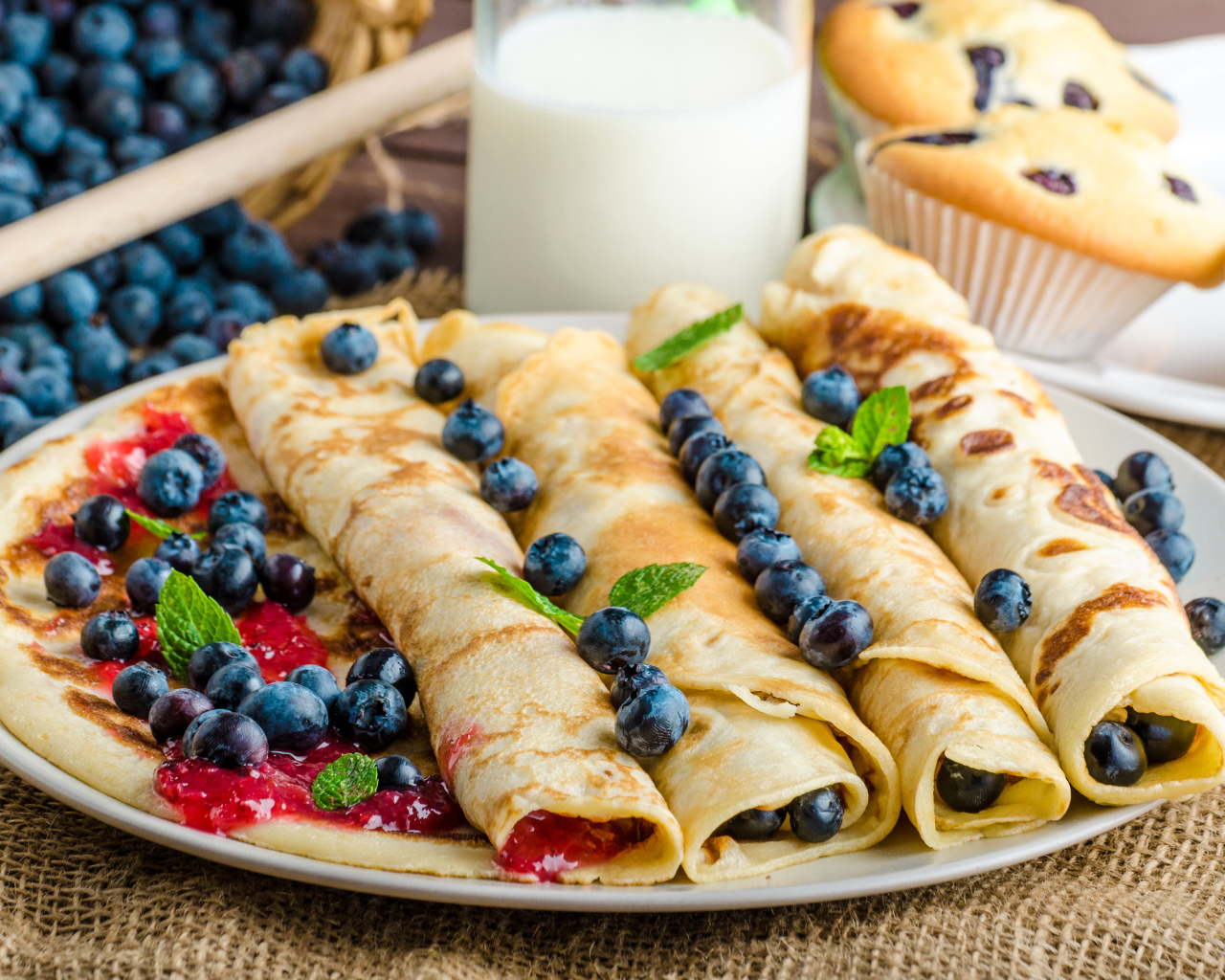 Вкусные блины с вареньем и ягодами черники