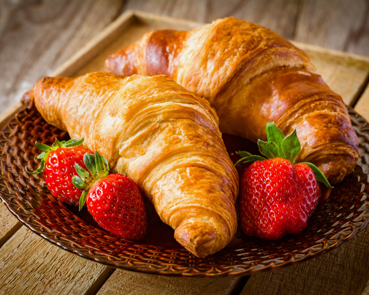 Два свежих круассана со свежей клубникой