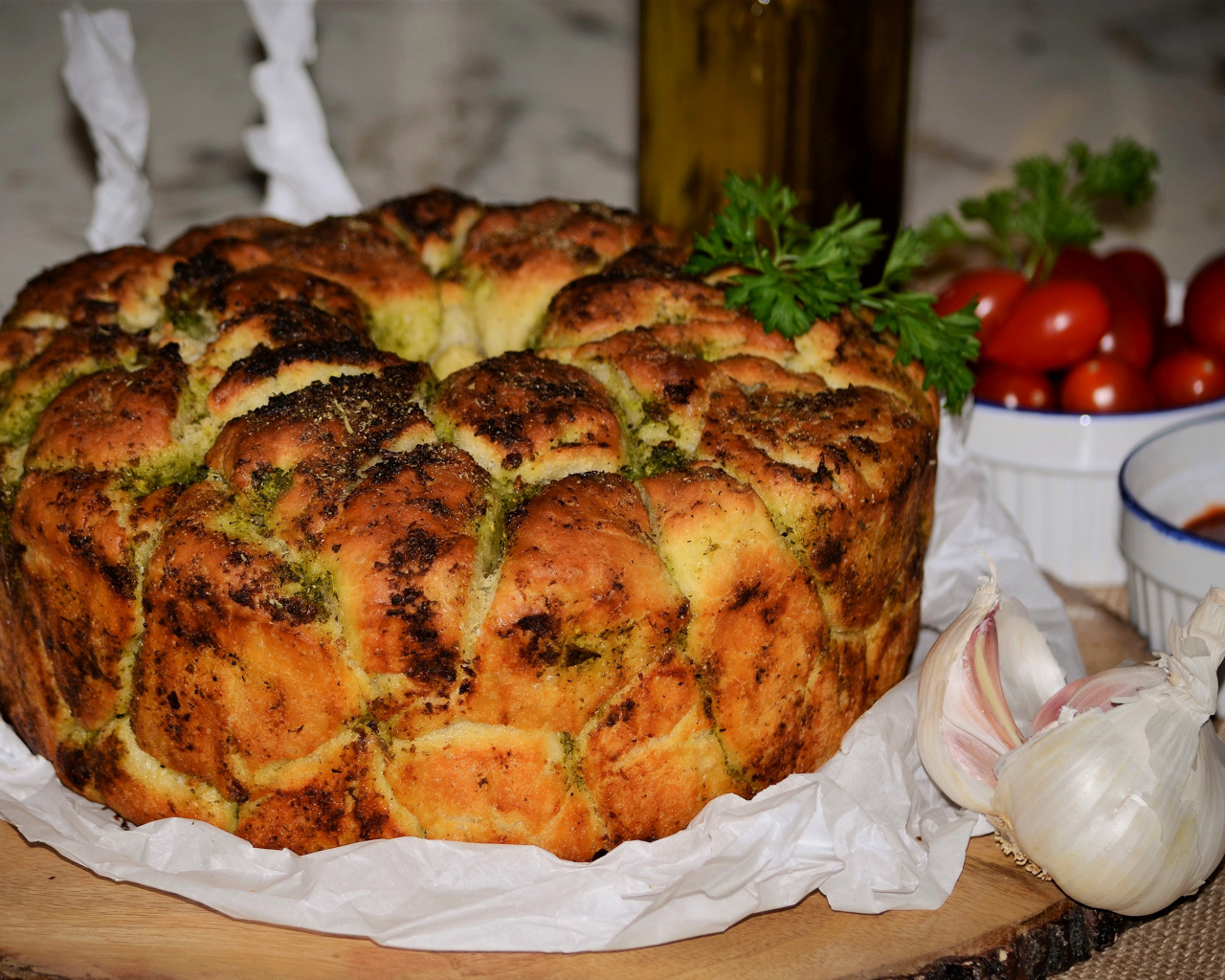 Несладкий пирог с зеленью и чесноком