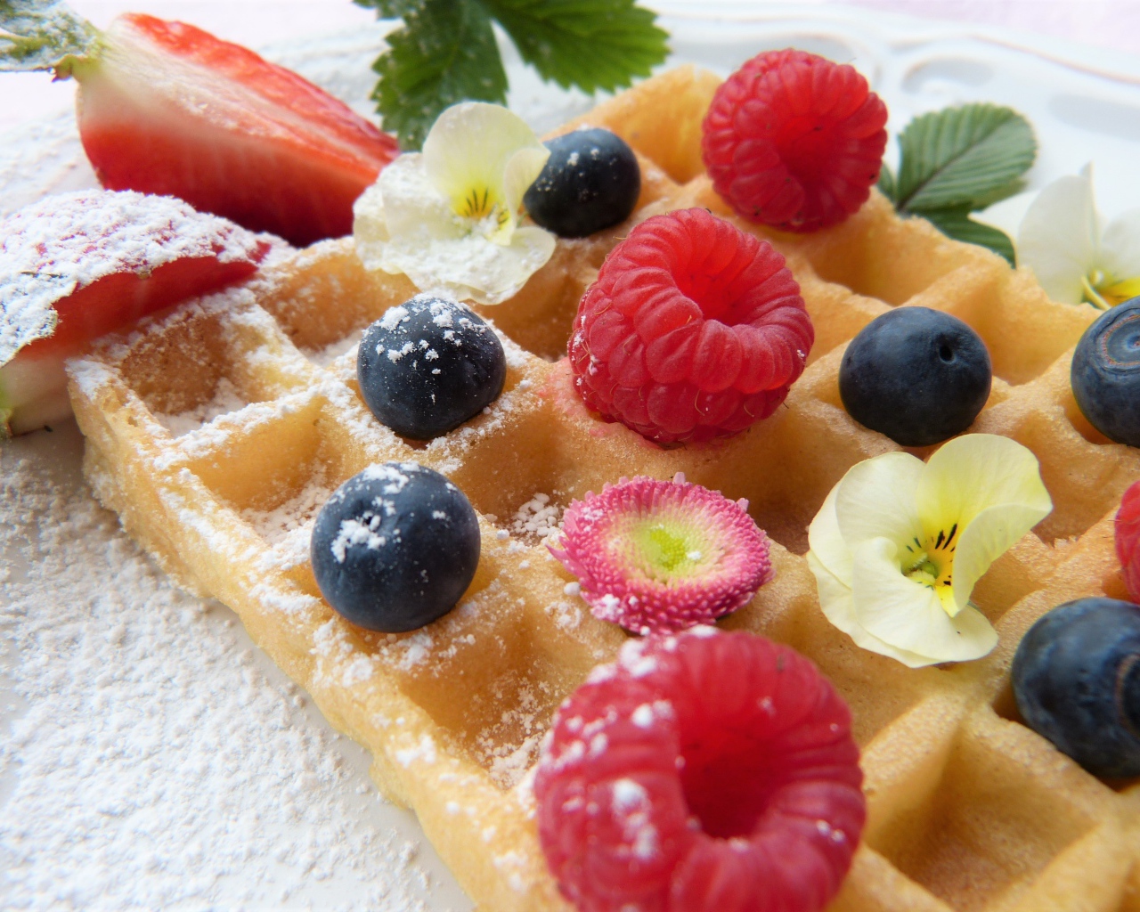 Вафля с фруктами и сахарной пудрой 