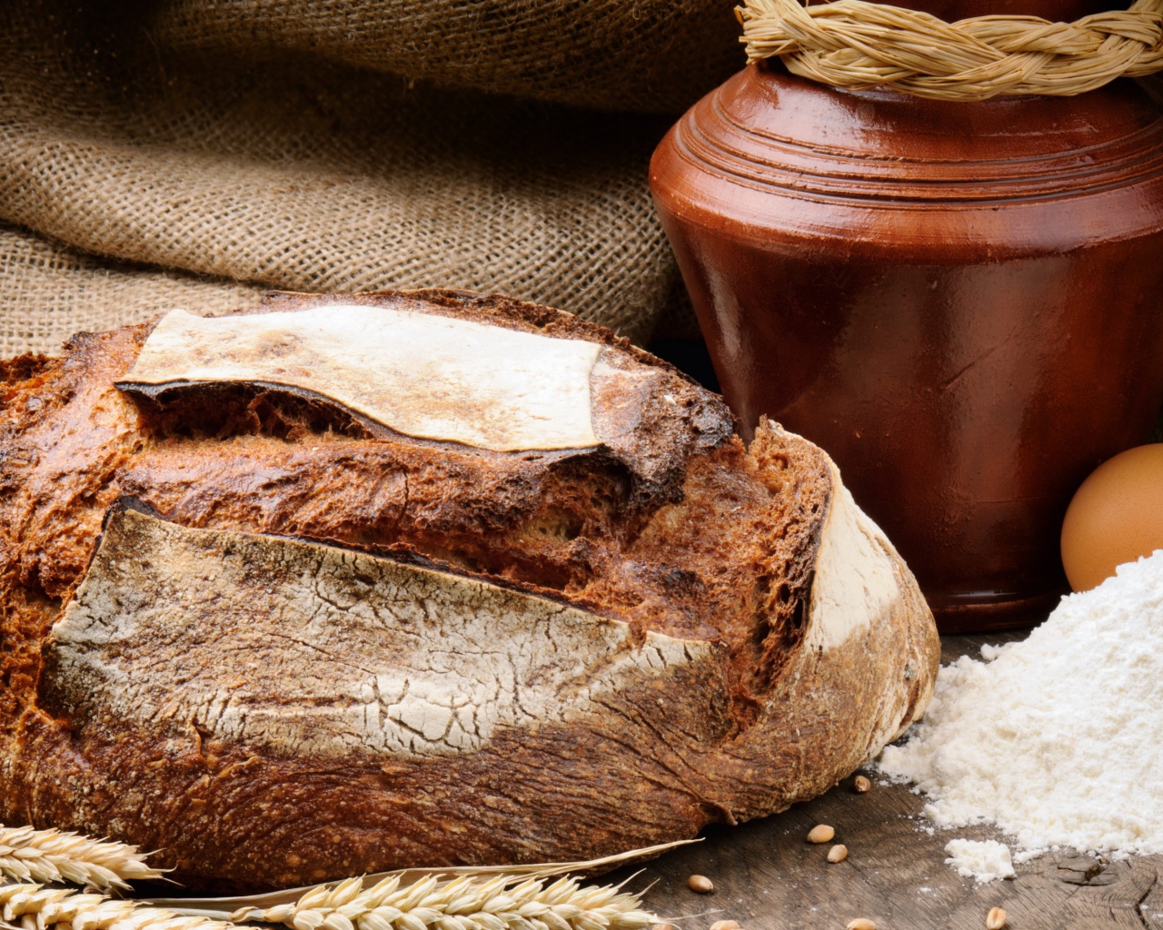 Пшеничный свежий хлеб с мукой и яйцами