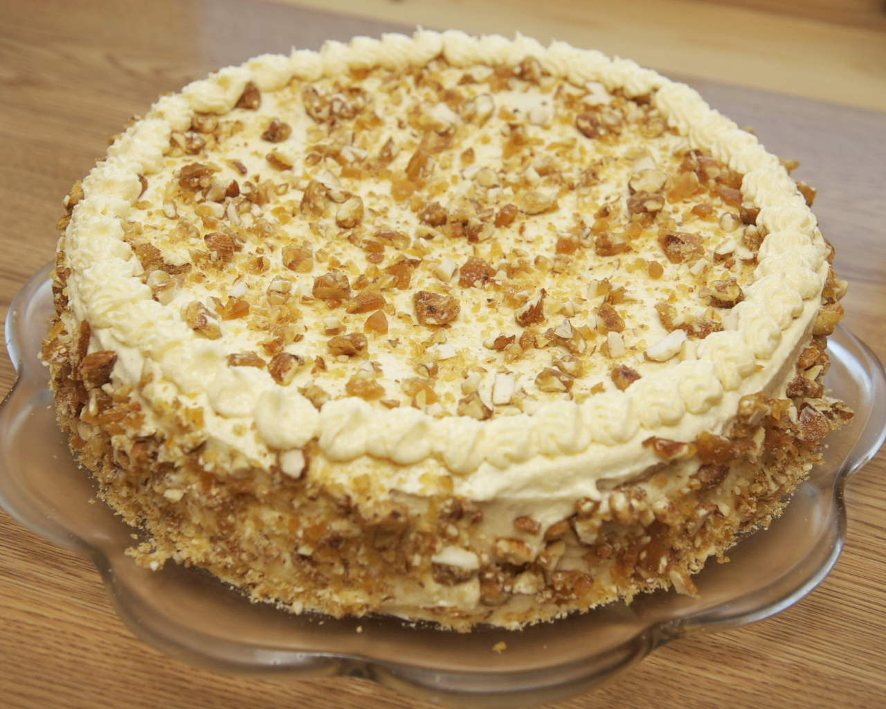 Большой торт с орехами на стеклянном блюде  