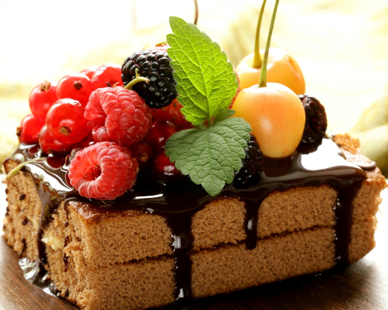 Кусок пирожного с шоколадом и свежими ягодами