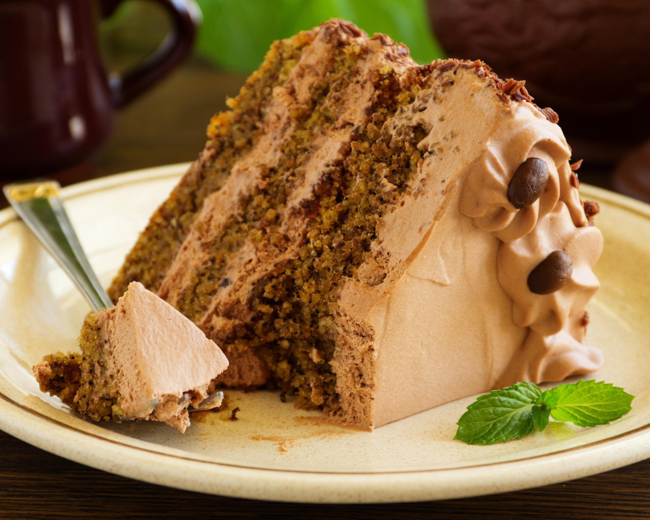 Кусок торта с орехами на тарелке