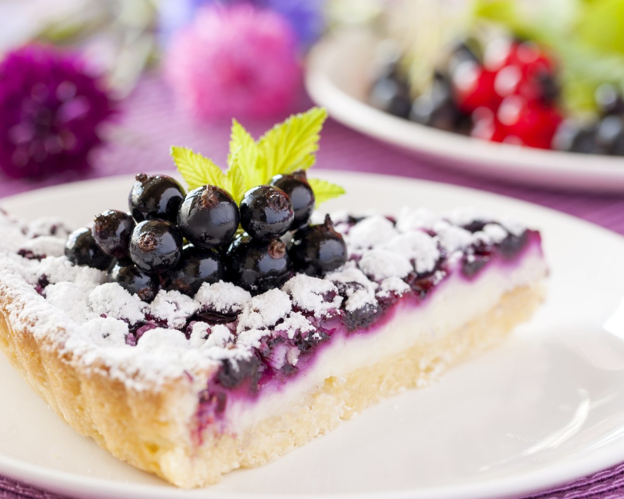 Кусок пирога с черной смородиной и сахарной пудрой