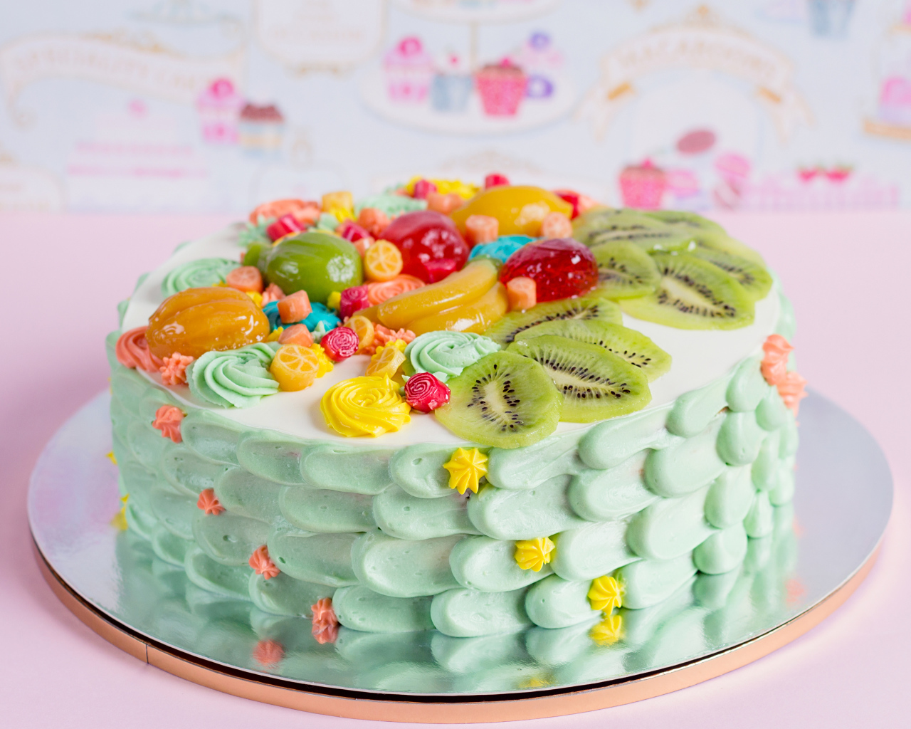 Аппетитный красивый торт с фруктами и конфетами