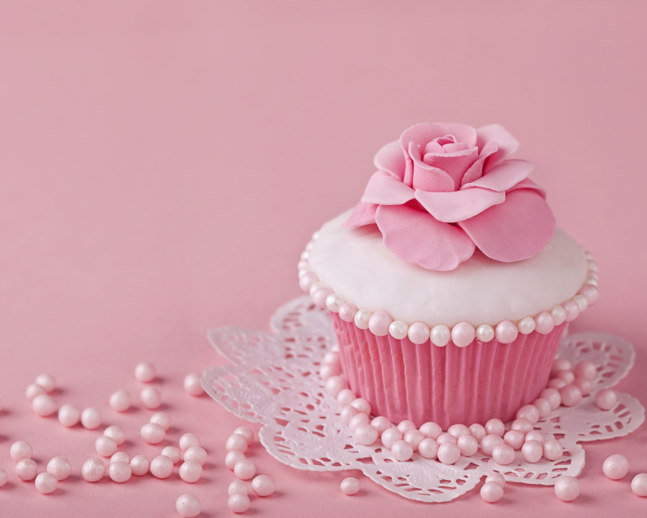 Аппетитный красивый розовый капкейк 