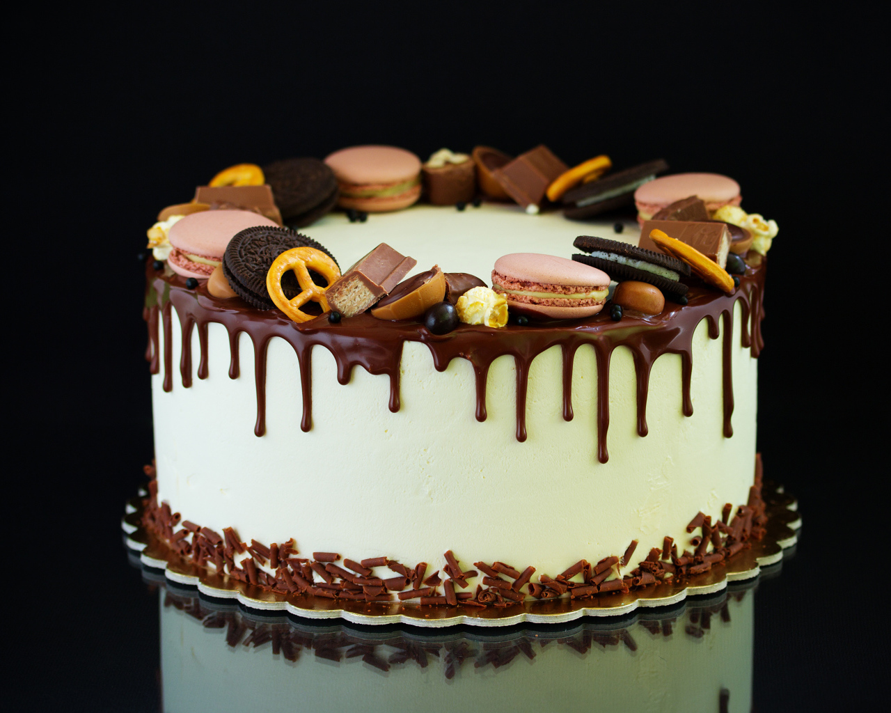 Аппетитный торт украшен шоколадом, печеньем Орео и макарунами