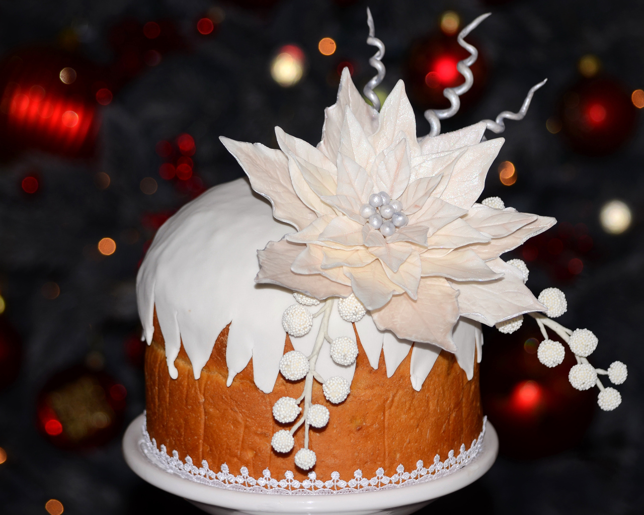 Аппетитный торт с красивым белым цветком