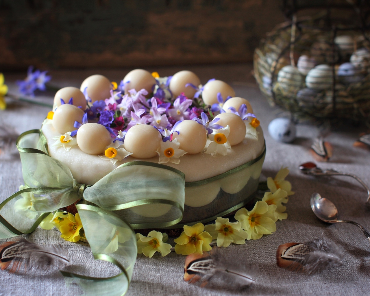 Аппетитный торт с большим бантом и цветами