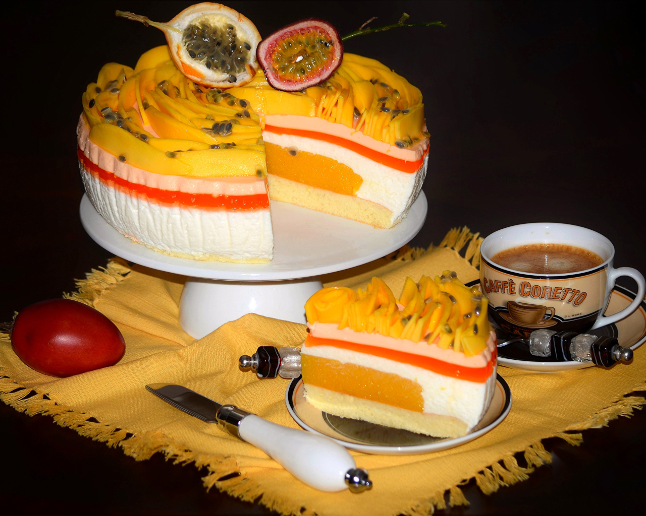 Аппетитный торт с чашкой кофе на черном фоне