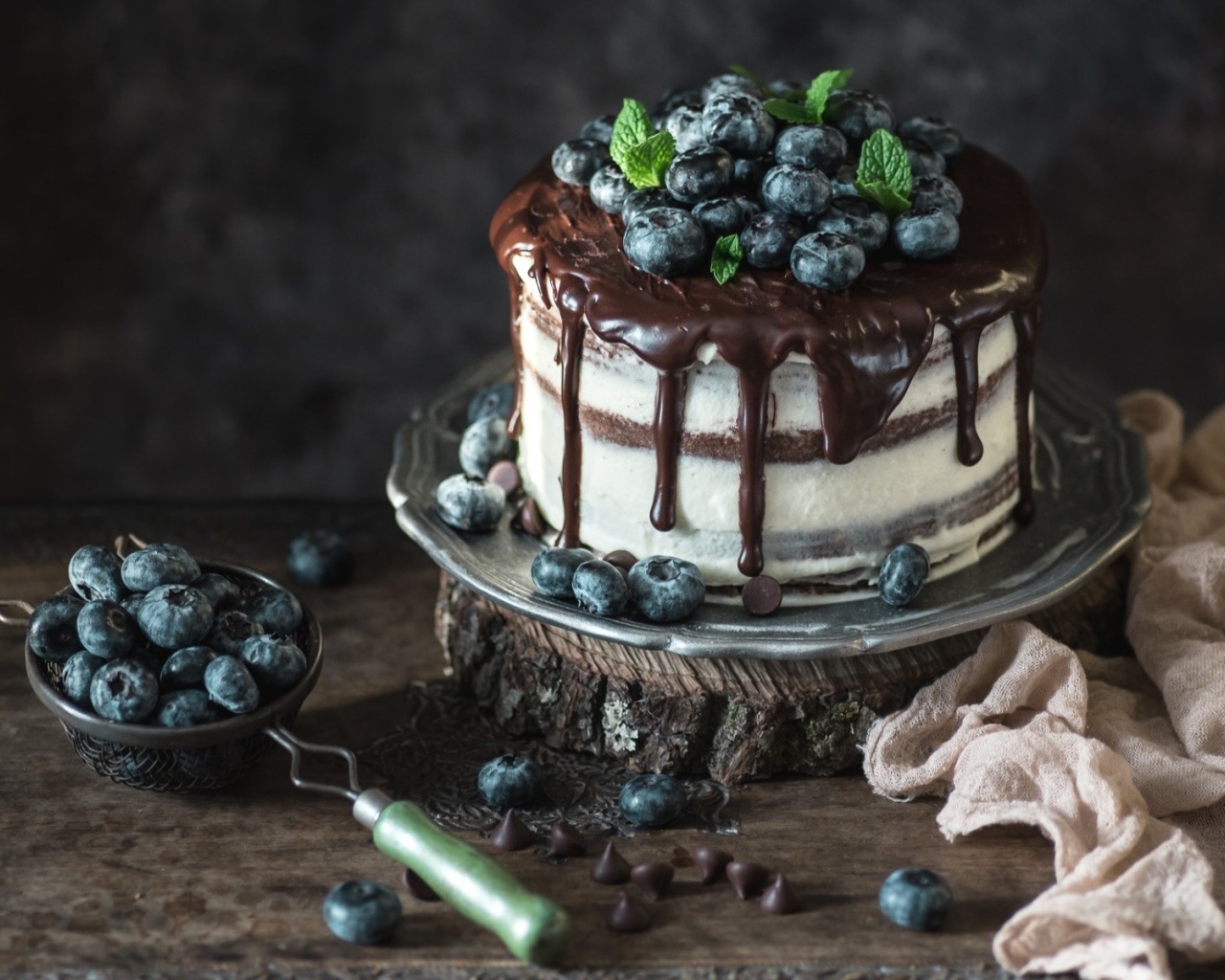 Аппетитный торт с черникой и шоколадом 