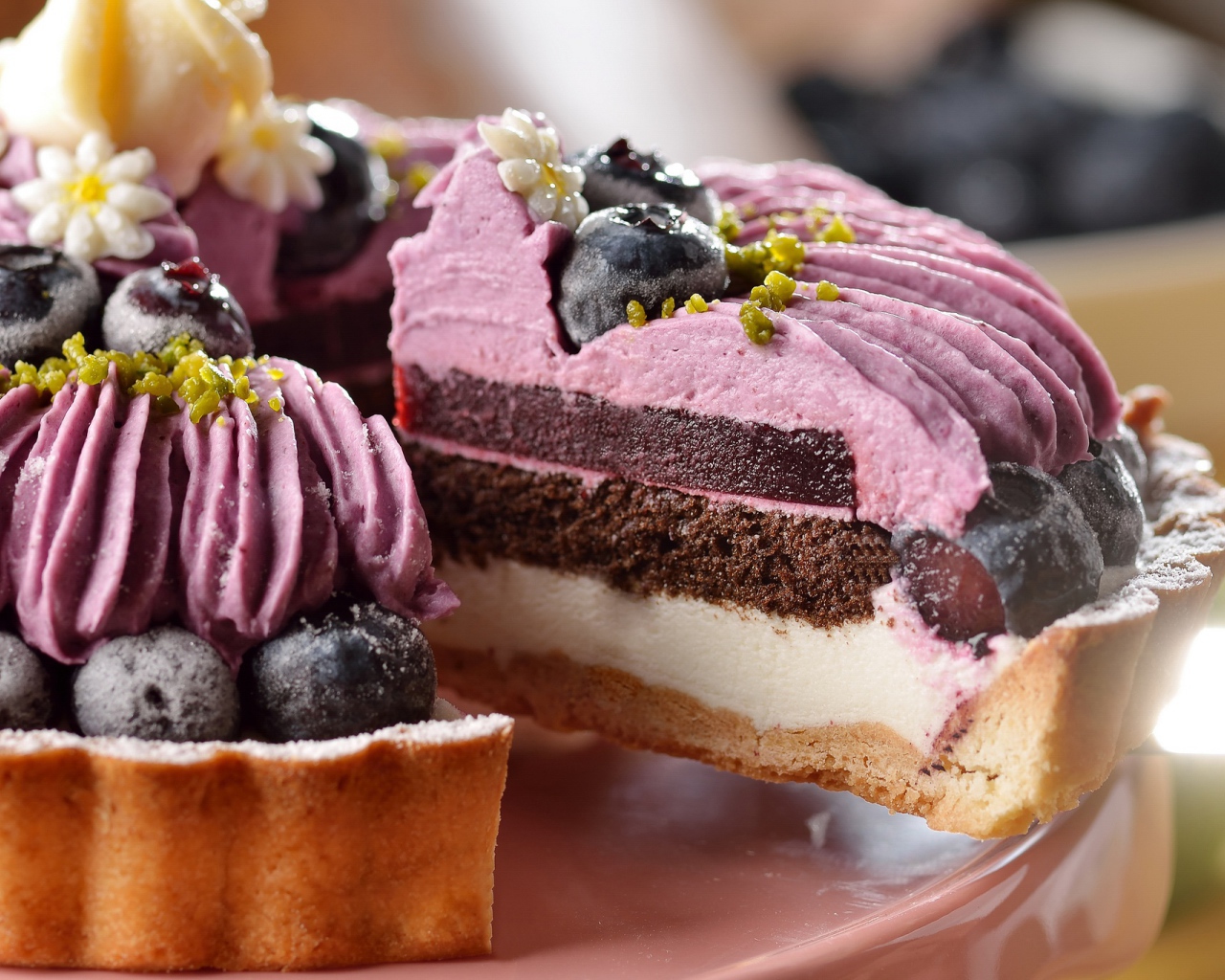 Аппетитный торт с черникой и кремом