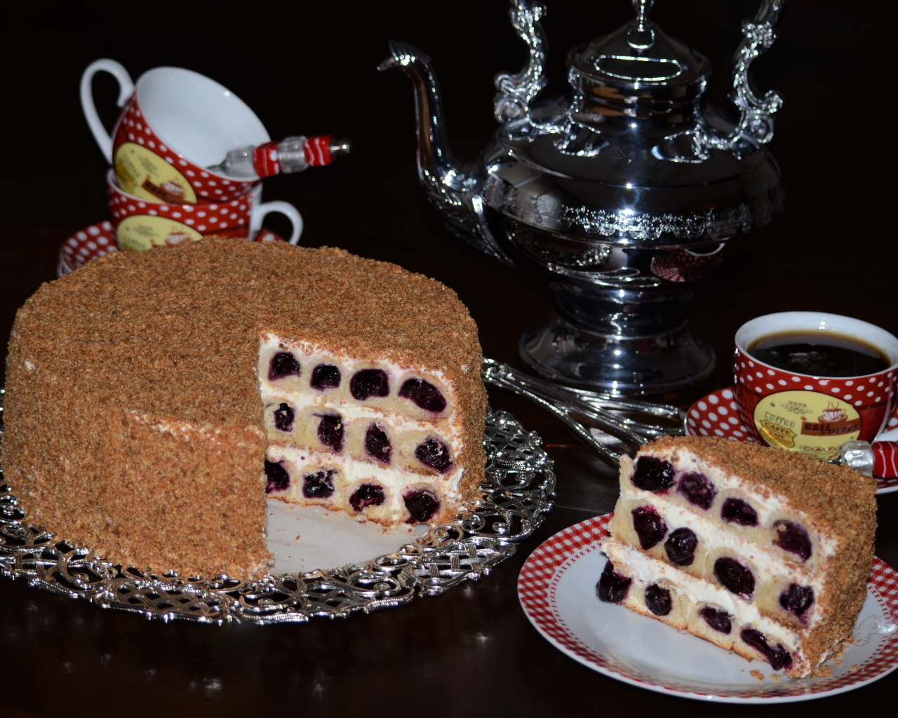 Аппетитный торт с вишней и чай на столе на черном фоне