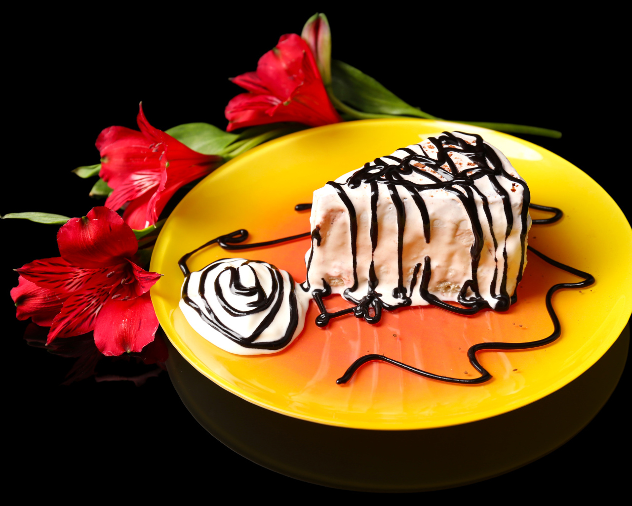 Аппетитное пирожное с шоколадом и цветком альстремерия на черном фоне