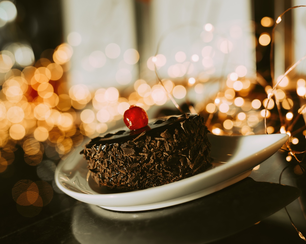 Аппетитное пирожное с шоколадом и вишней