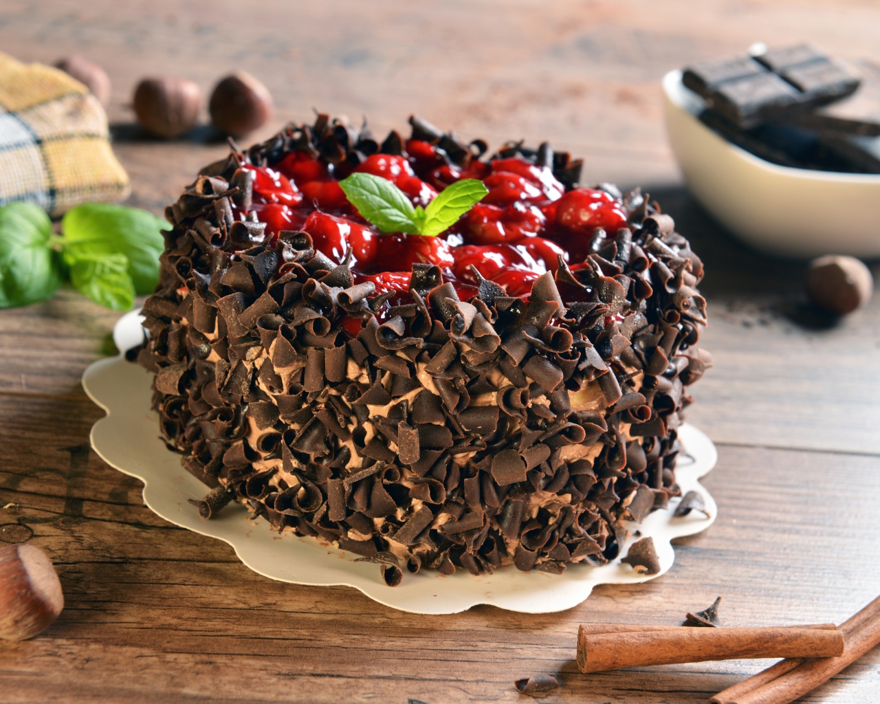 Аппетитный торт с шоколадной крошкой и джемом