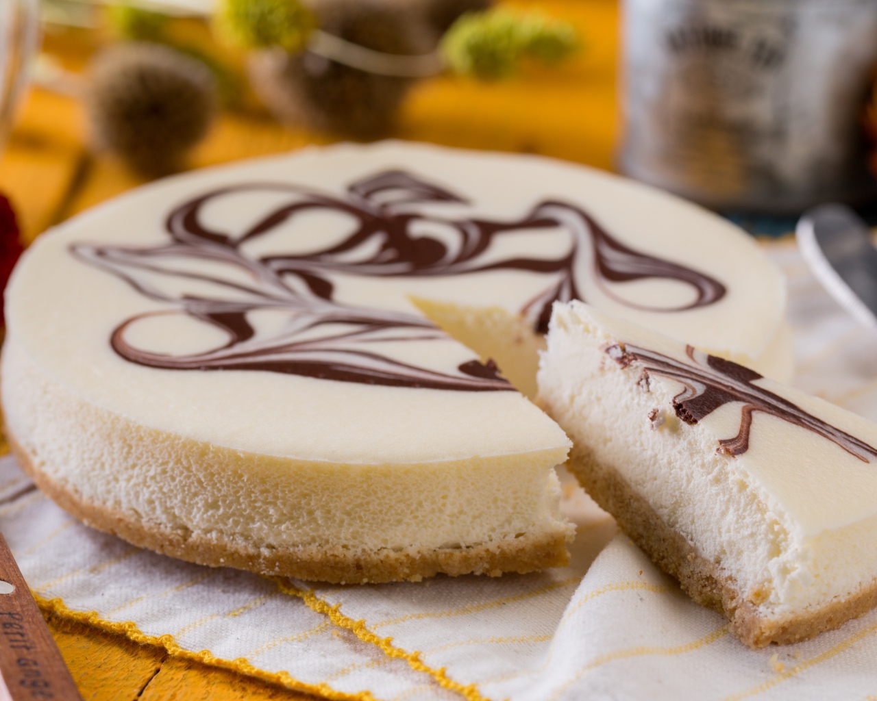 Аппетитный торт с шоколадным рисунком стоит на столе