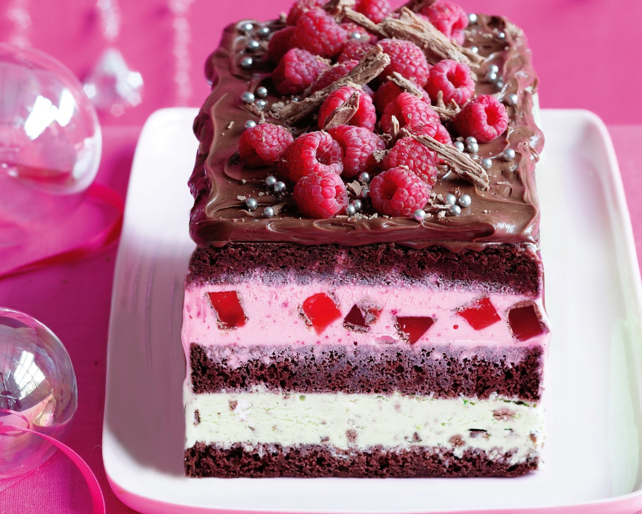 Аппетитный торт со свежей малиной и шоколадом