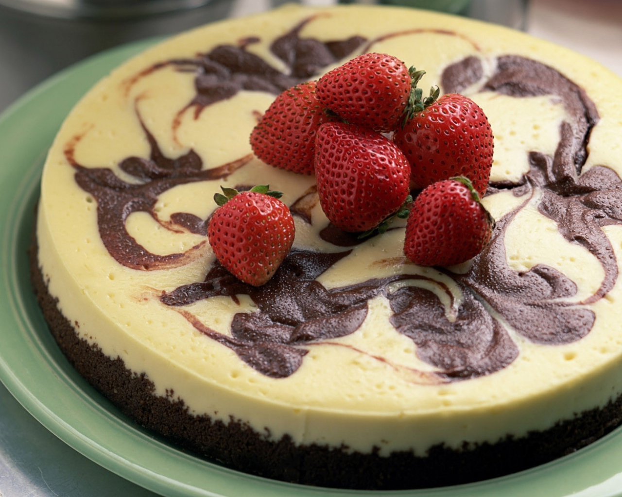 Аппетитный торт со свежими ягодами клубники