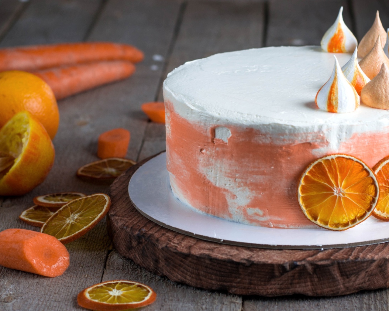 Аппетитные торт с апельсинами на столе