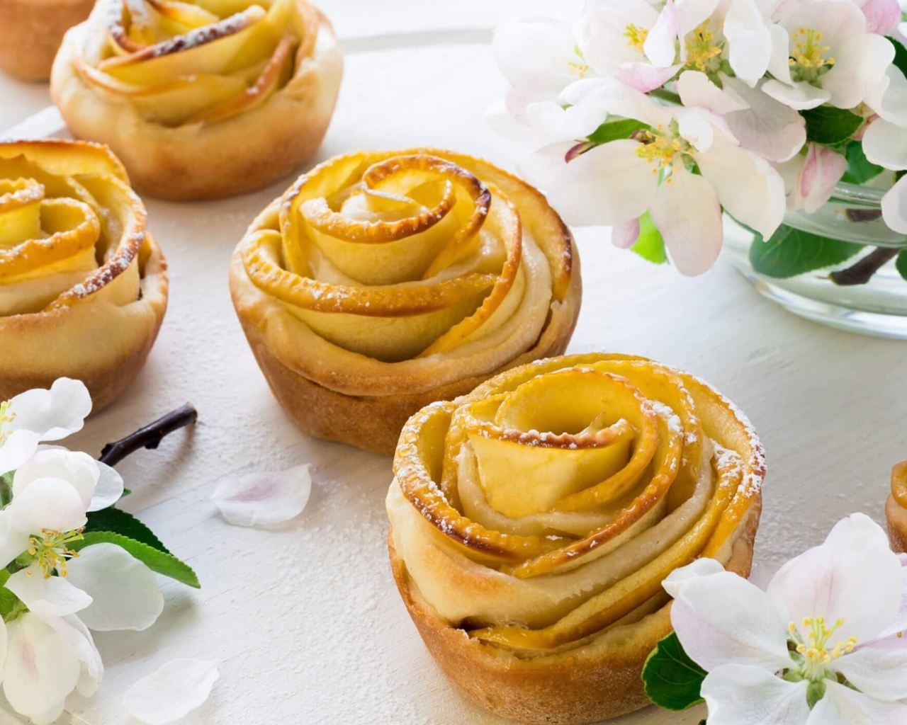 Аппетитные пирожные розочки с яблоками