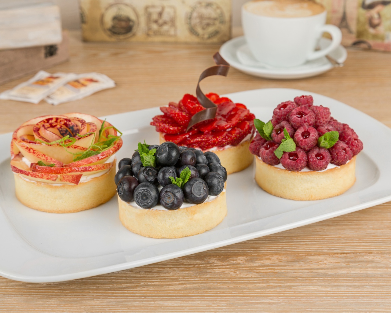 Аппетитные пирожные с ягодами на десерт