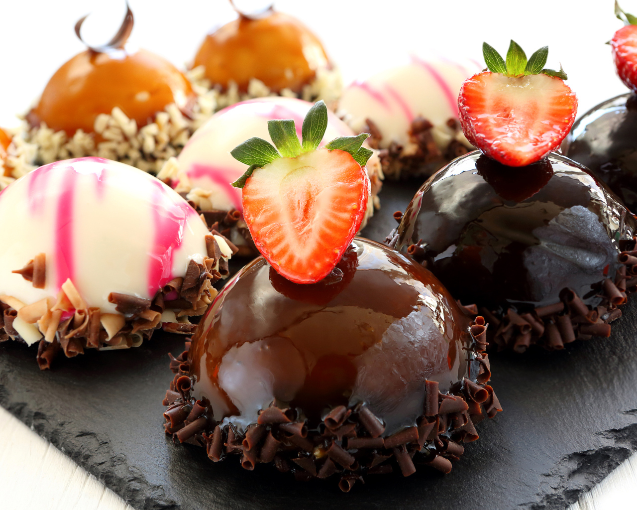 Аппетитные пирожные с шоколадом и клубникой