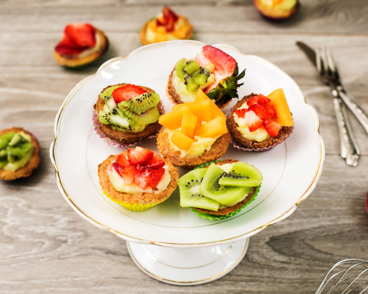 Аппетитные пирожные с фруктами