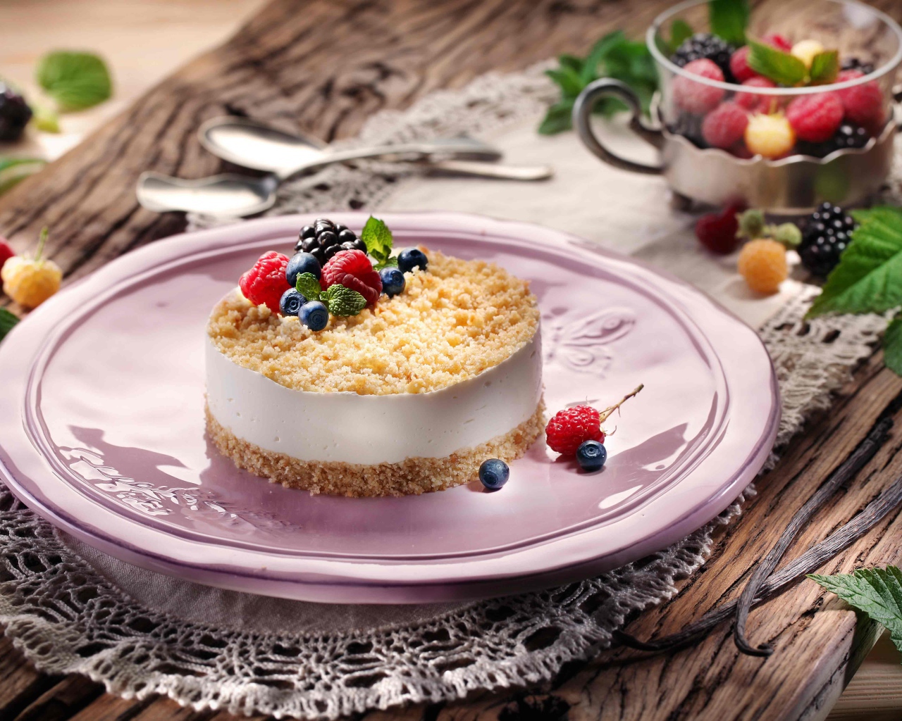 Аппетитный чизкейк с ягодами малины, черники и ежевики на большом блюде