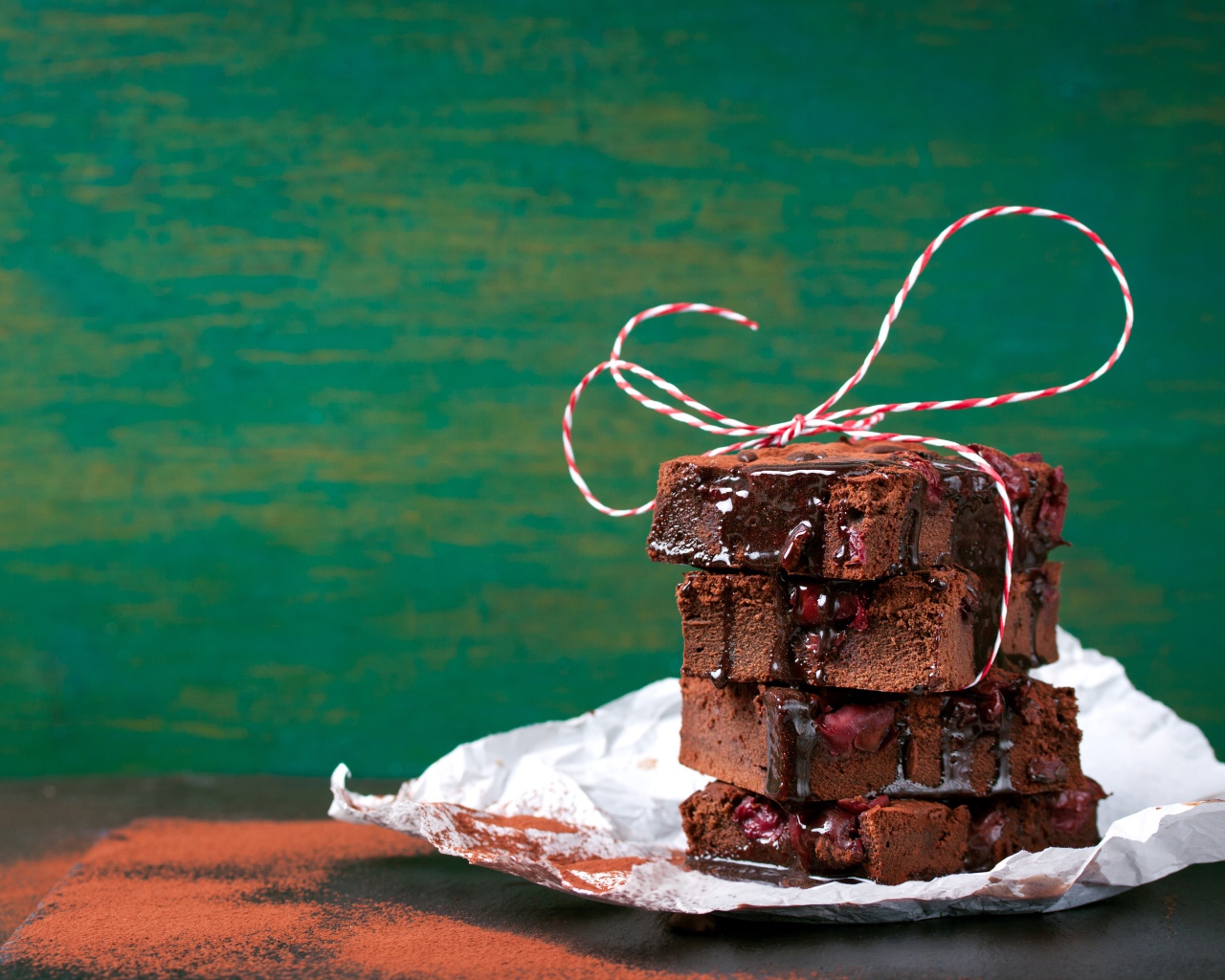 Аппетитное шоколадное пирожное брауни