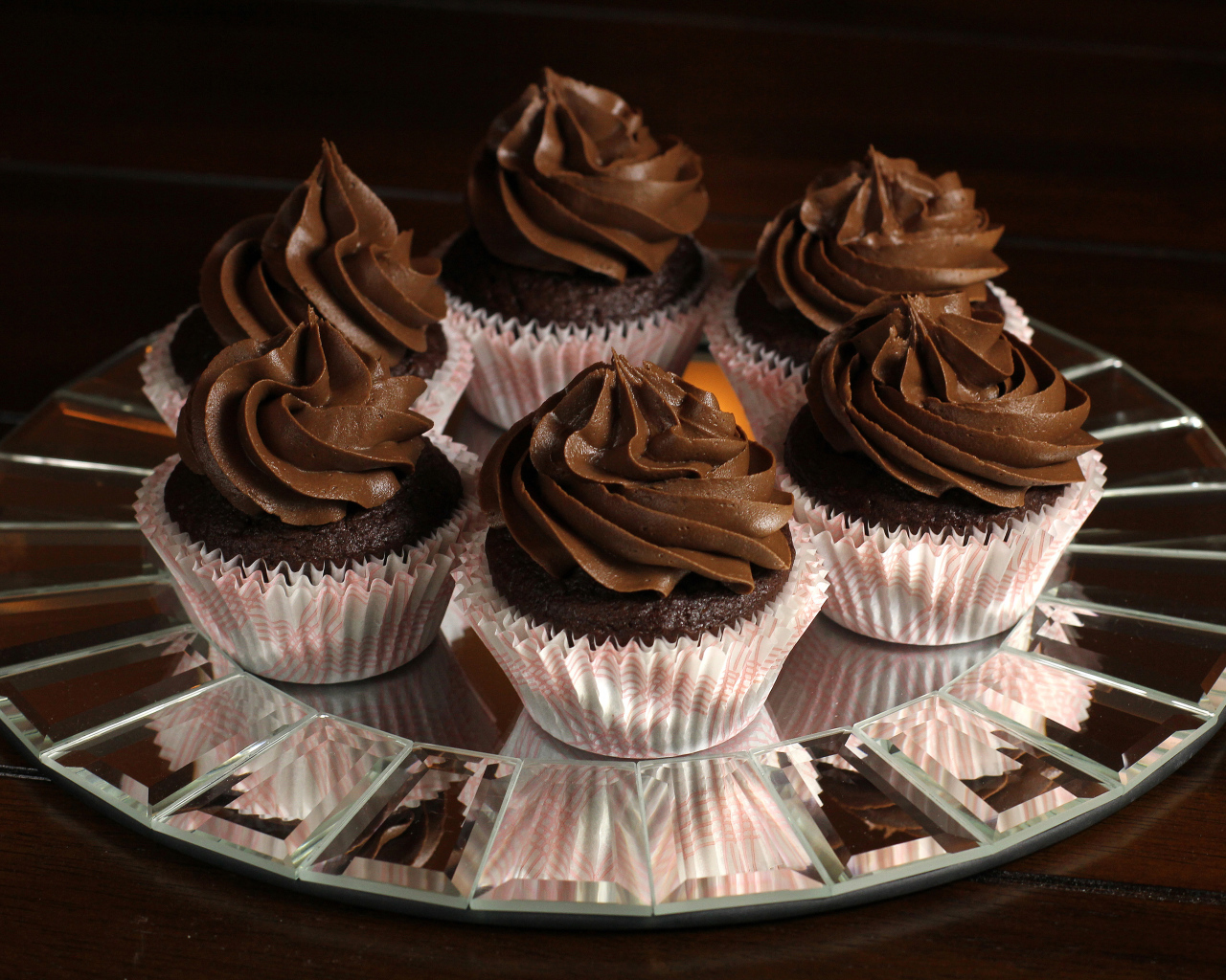 Аппетитные шоколадные капкейки на блюде 