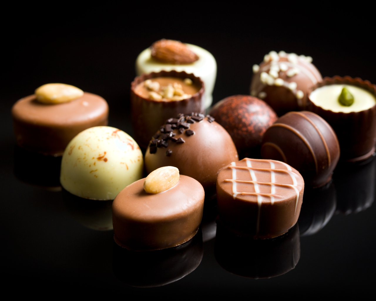 Аппетитные шоколадные конфеты на черном фоне