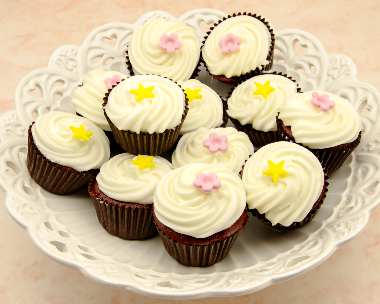 Аппетитные шоколадные капкейки с ванильным кремом