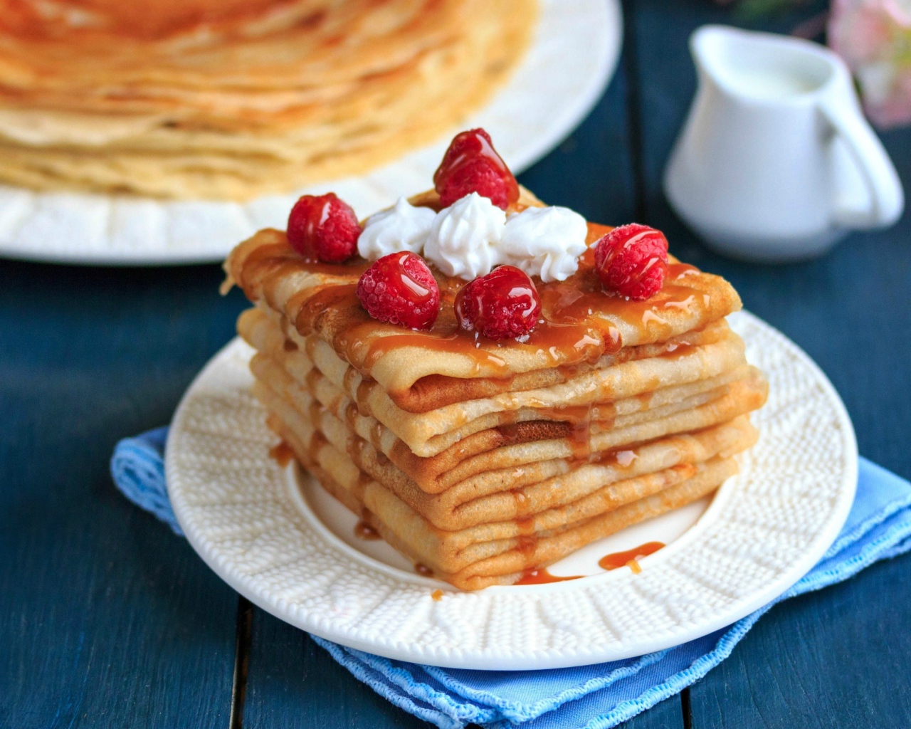 Аппетитные тонкие блинчики с ягодами малины и сиропом