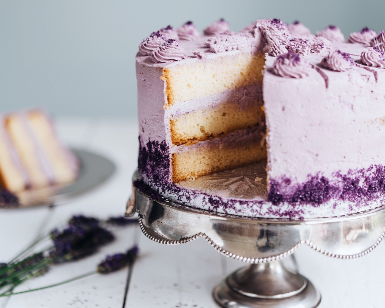 Аппетитный праздничный торт сиреневого цвета