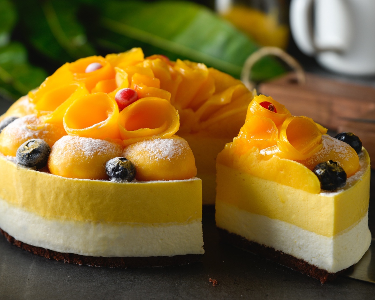 Аппетитный праздничный торт с персиками