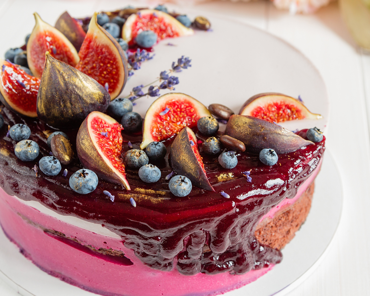 Аппетитный фруктовый торт с инжиром и черникой