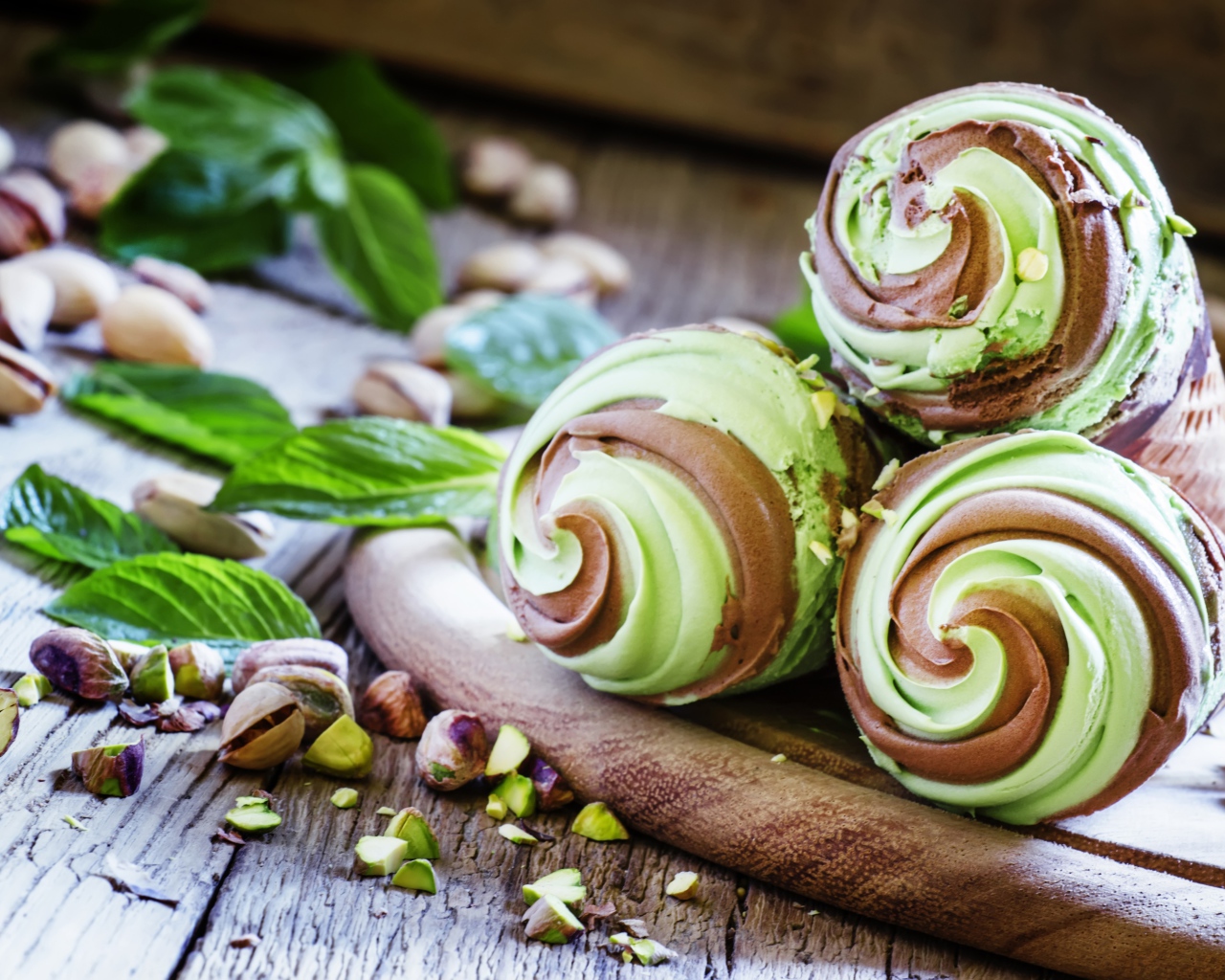 Аппетитное мятно - фисташковое мороженое 