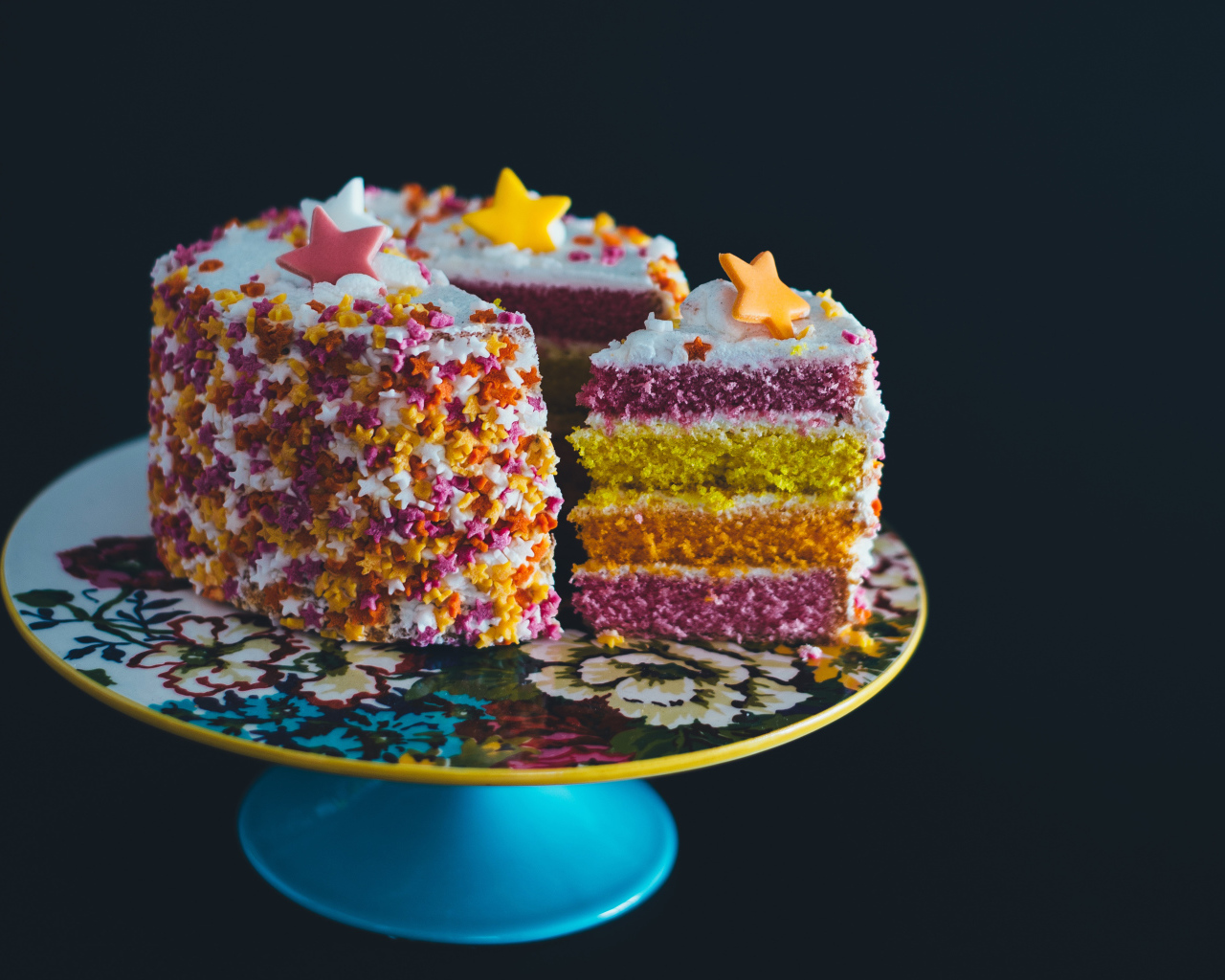 Аппетитный разноцветный торт со звездочками 