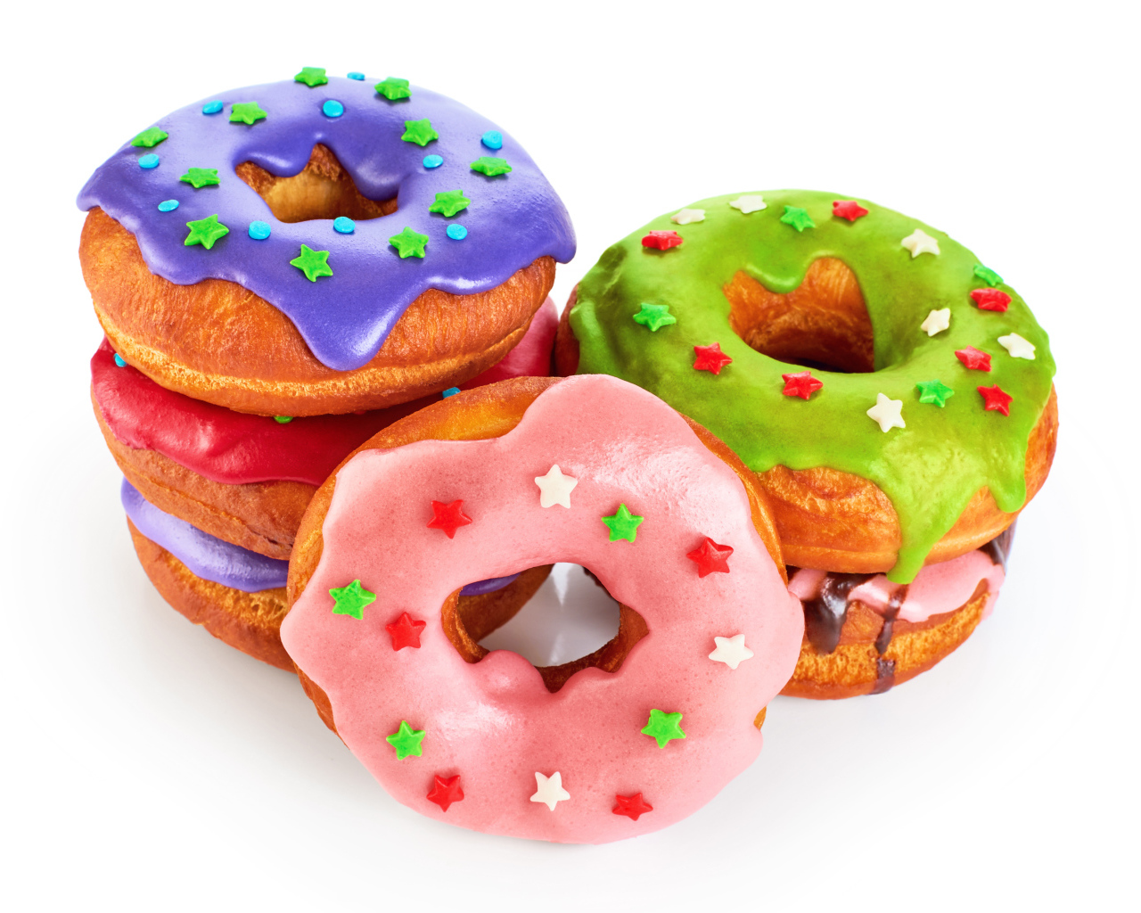 Аппетитные разноцветные пончики на белом фоне