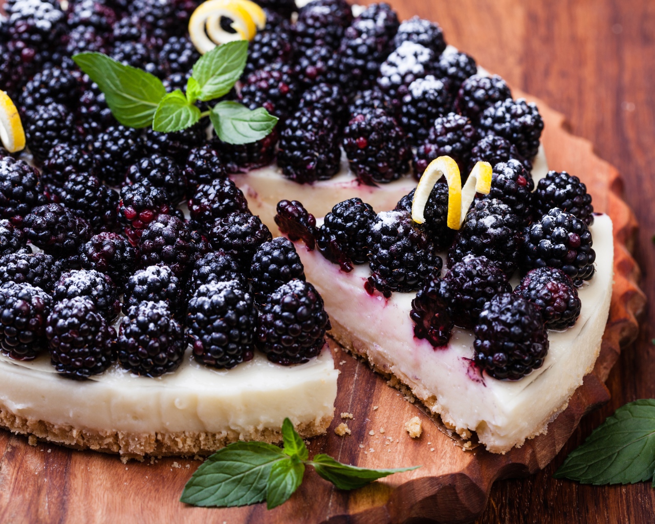 Аппетитный пирог со свежей ежевикой 