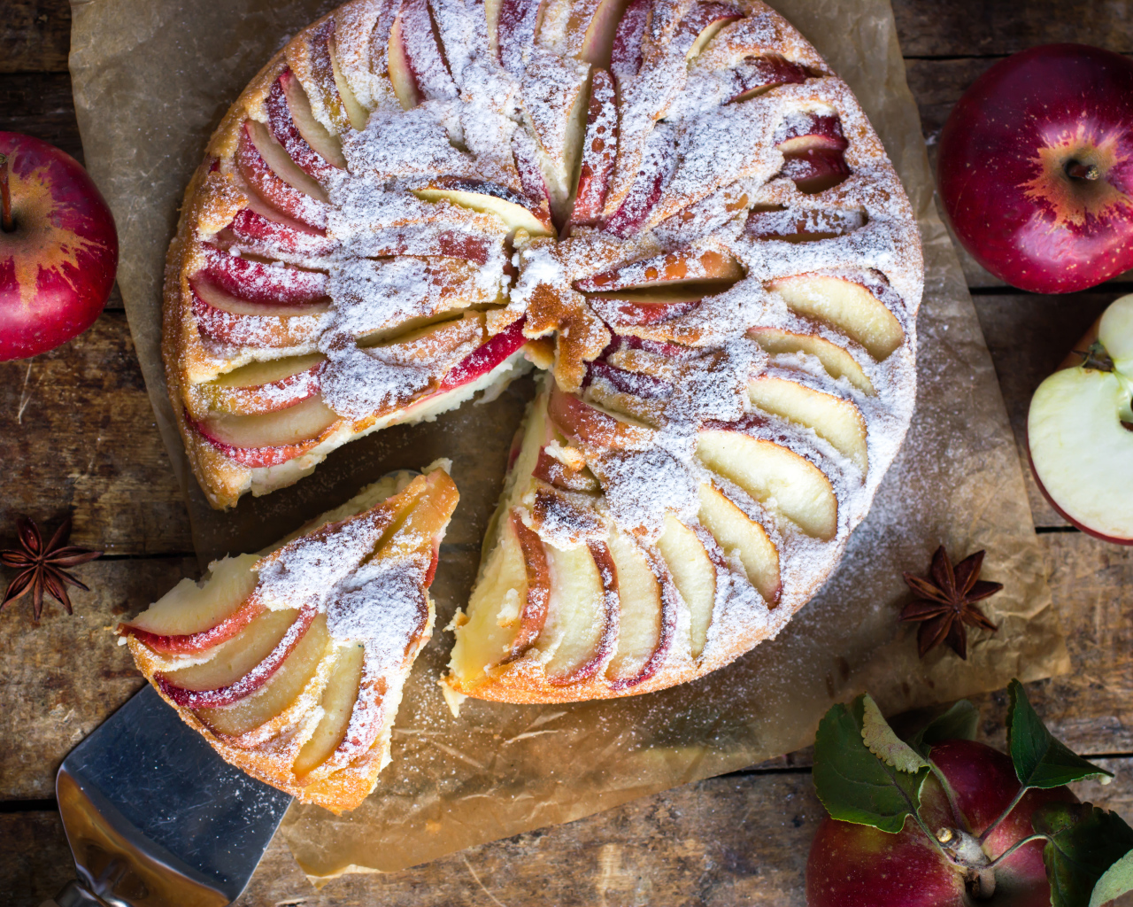 Аппетитный пирог с красными яблоками и сахарной пудрой
