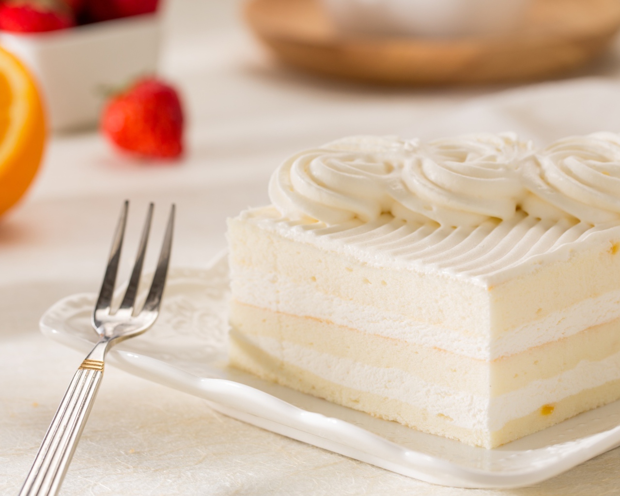 Аппетитный кусок бисквитного торта со сливочным кремом