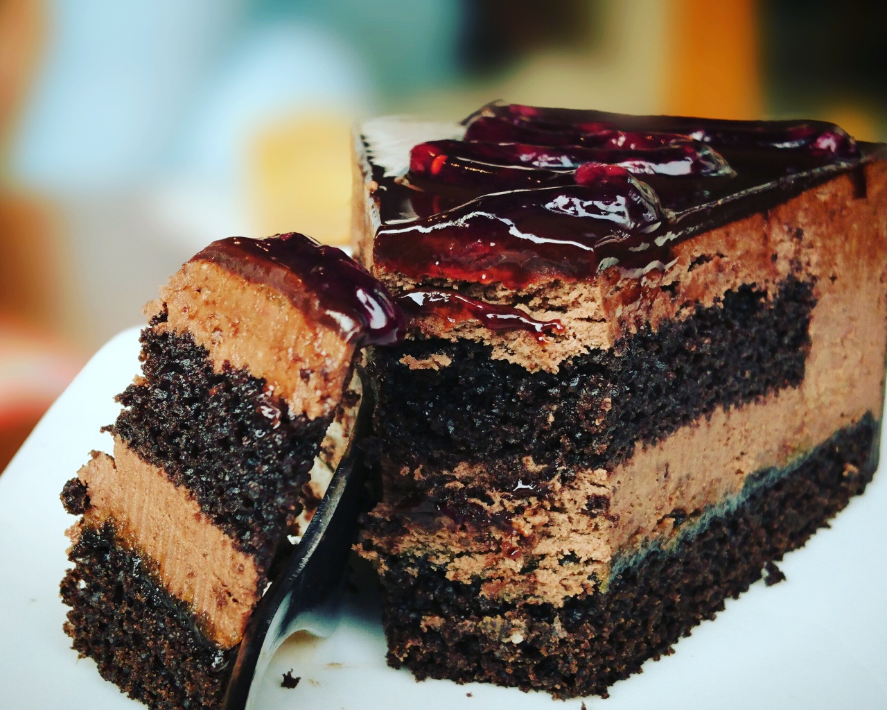 Аппетитный кусок торта с джемом