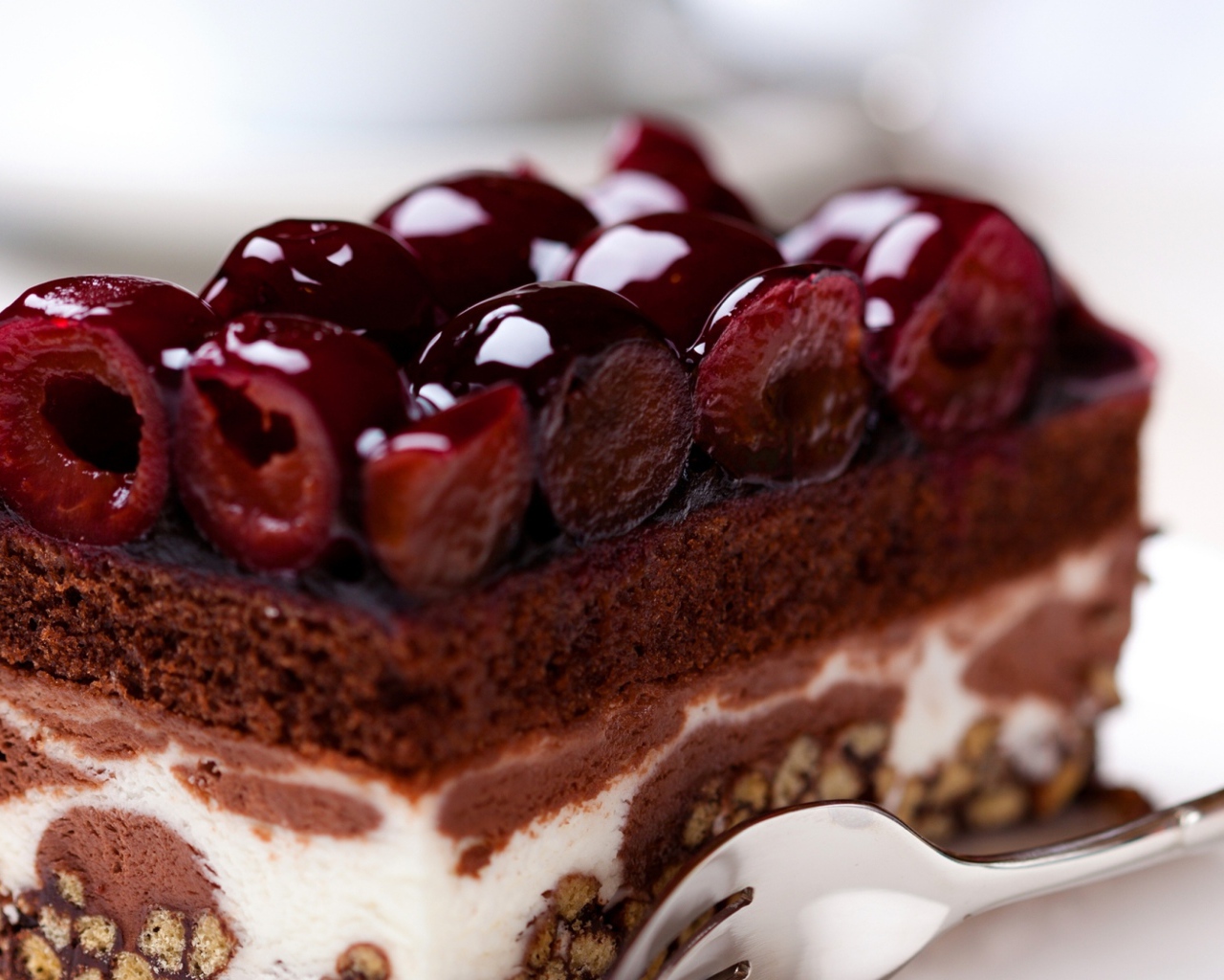 Аппетитное сладкое пирожное с вишнями