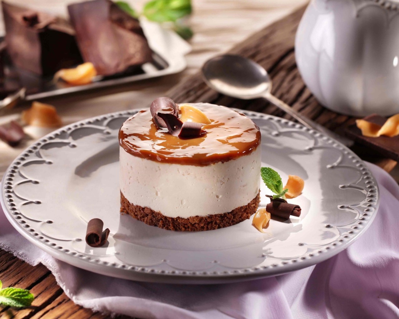 Аппетитный сладкий десерт с карамелью 