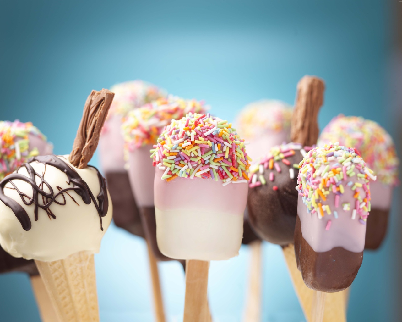 Аппетитное сладкое мороженое на палочке