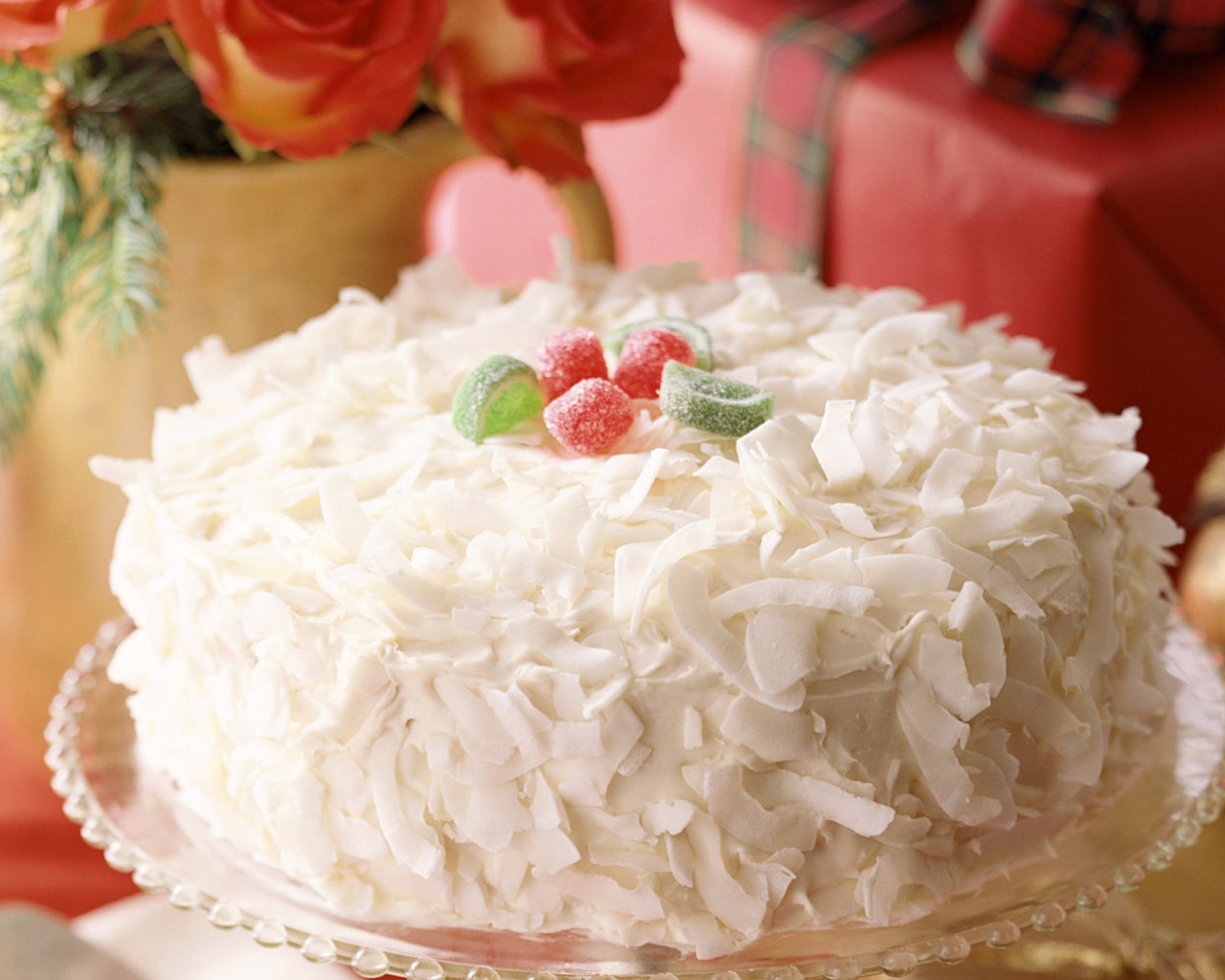 Аппетитный белый торт с мармеладом и стружкой