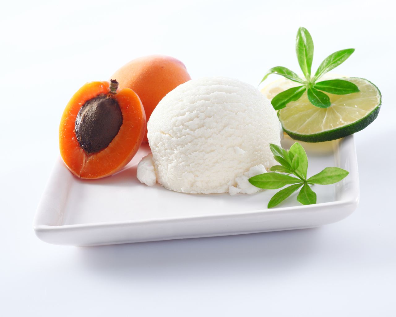 Шарик сливочного мороженого с абрикосами и лаймом